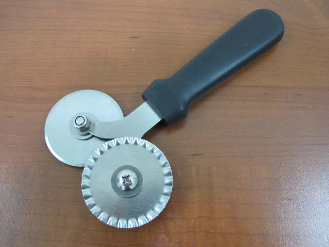 Pizza Slicer With 2 Wheels