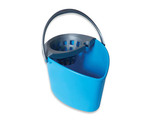 Plastic bucket with wringer