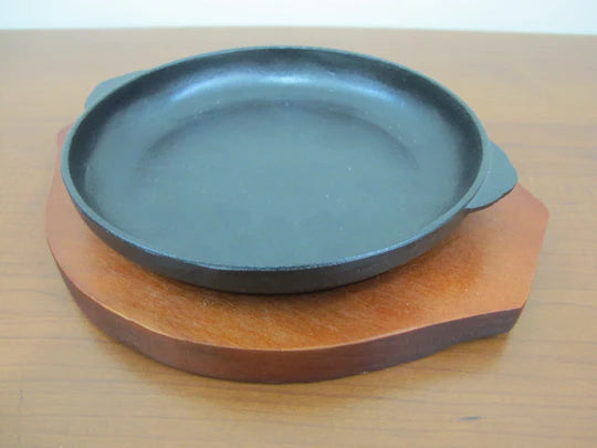 Round sizzling platter with wooden base